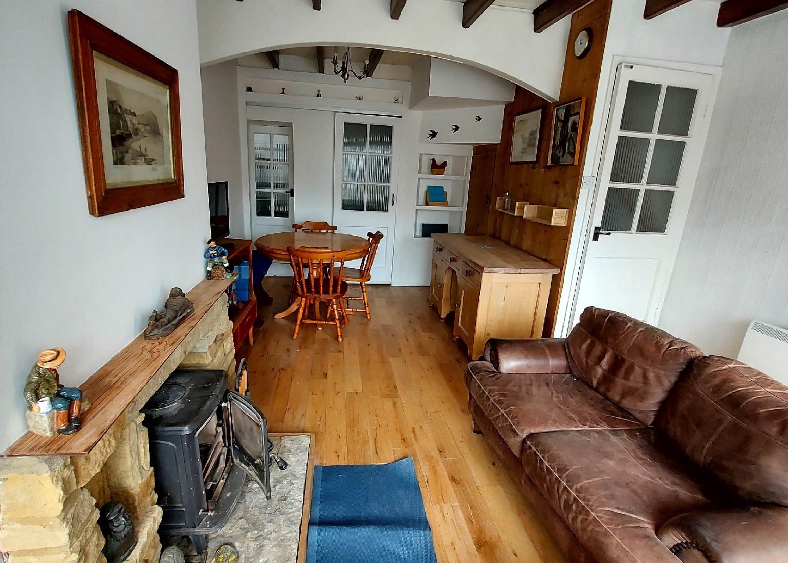 Cottage living room with dining table - Sea Haven
